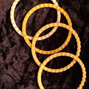 🐝3/$15 Vintage ombré yellow bangle bracelet set.